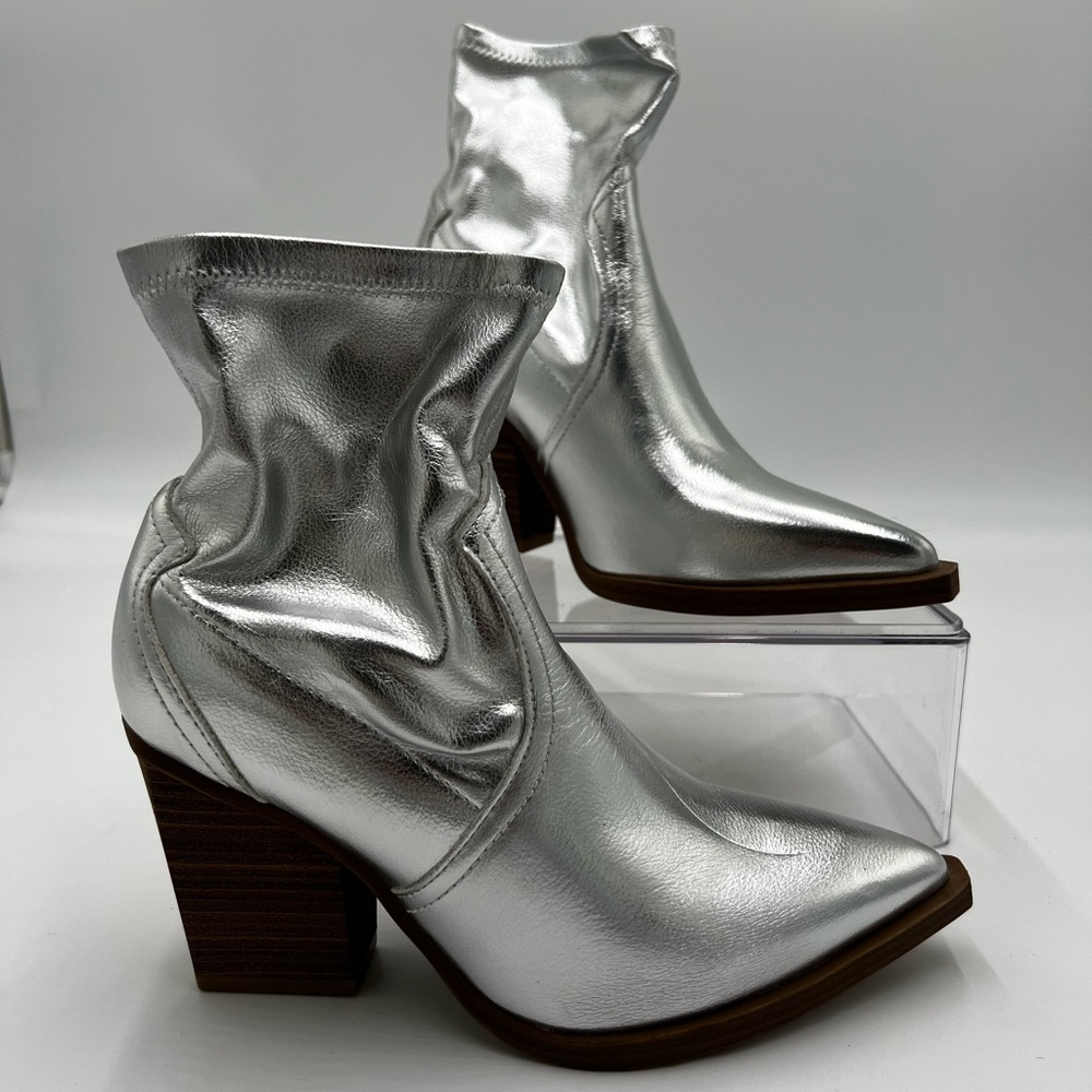 Women's MIA Rachell Western Ankle Boot color Silver size 6. 8.5" tall heel 3"